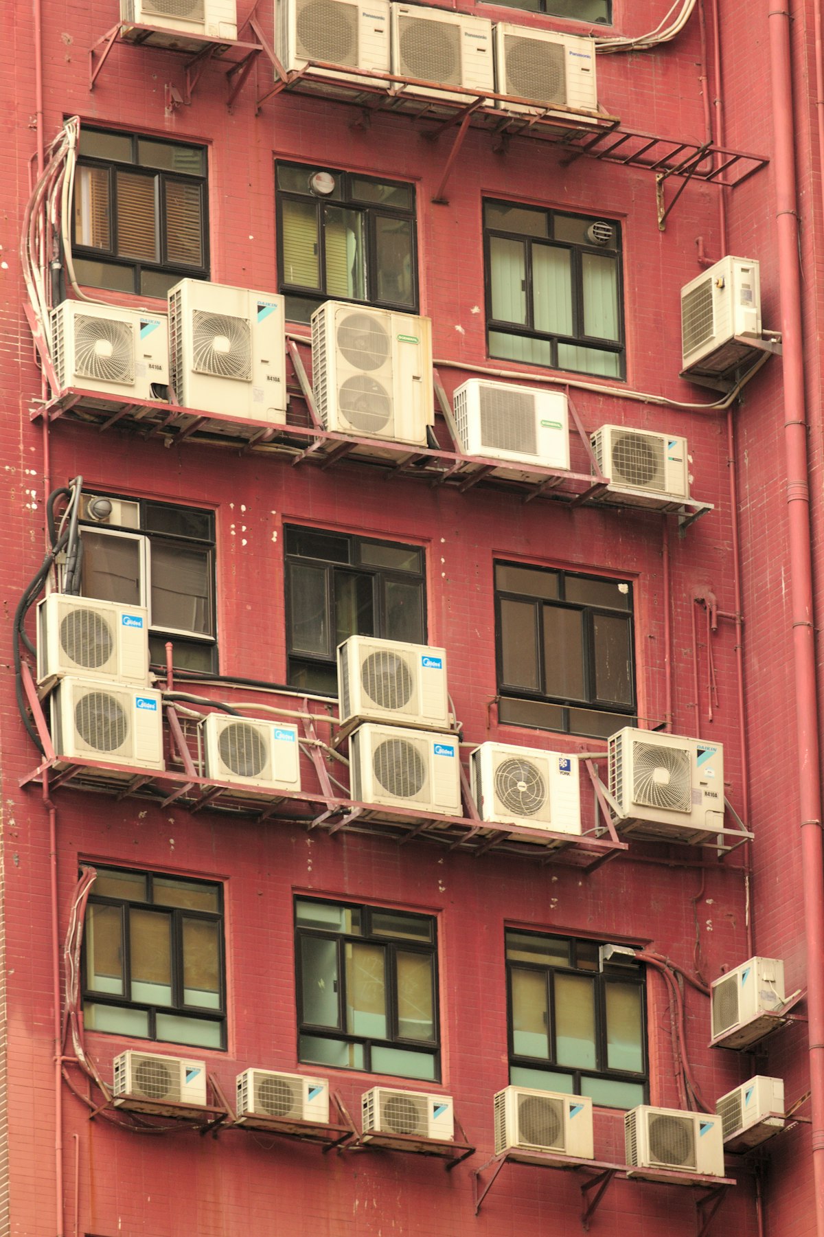 Multiples equipos de aire acondicionado instalados en edificio